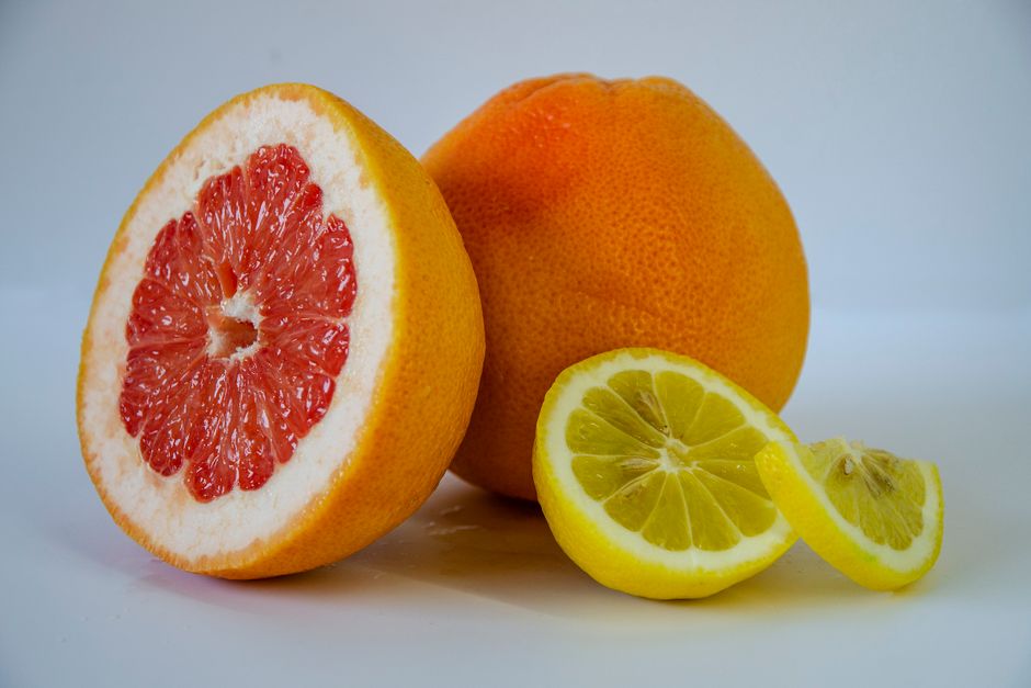 Close-up of juicy grapefruit and lemon slices showcasing fresh citrus fruits.